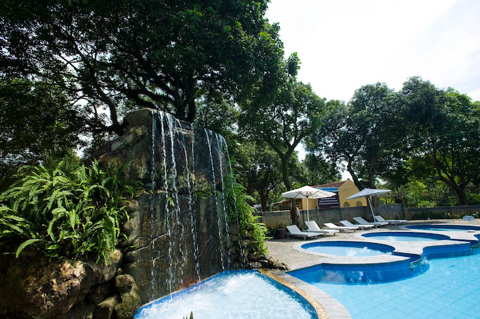Tản Đà Spa Resort có bể bơi ngoài trời vô cùng thoáng mát và hiện đại