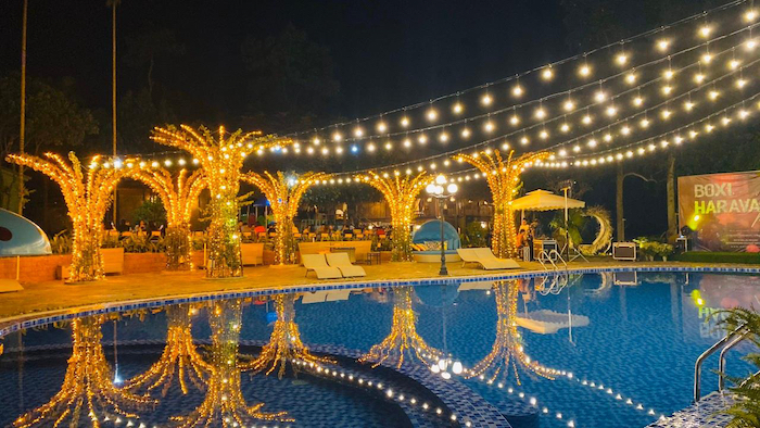 Những ánh đèn vàng lung linh vắt ngang qua bể bơi in hằng xuống mặt nước tại May Tropical Villas trông thật hút hồn