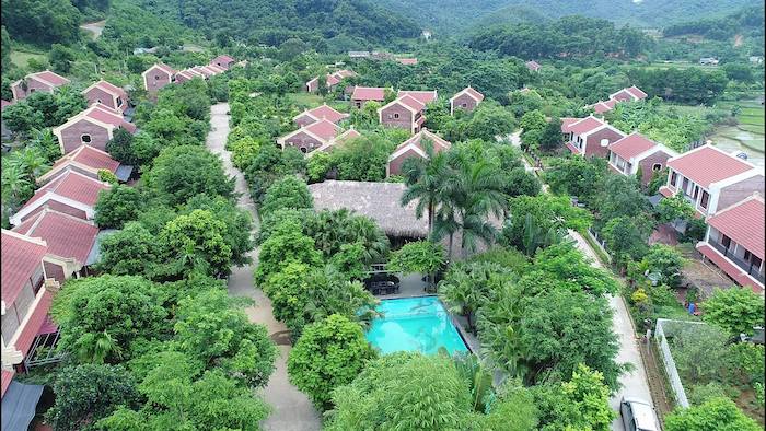 Bể bơi được bao phủ một màu xanh của cây cối xanh tươi mát tại Zen Resort & Camping