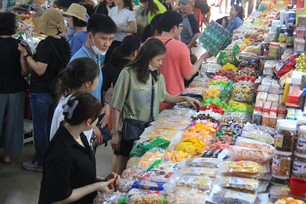 Chợ Hàn luôn rất tấp nập du khách